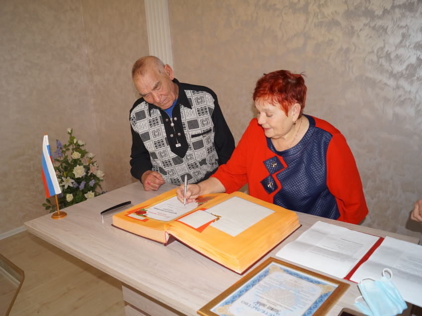 Супруги-ветераны труда из Акшинского района получили медаль «За любовь и верность»